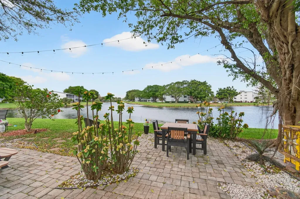 1121 Cambridge F Deerfield Beach FL 33442