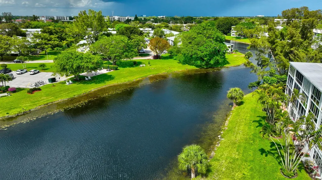 1121 Cambridge F Deerfield Beach FL 33442