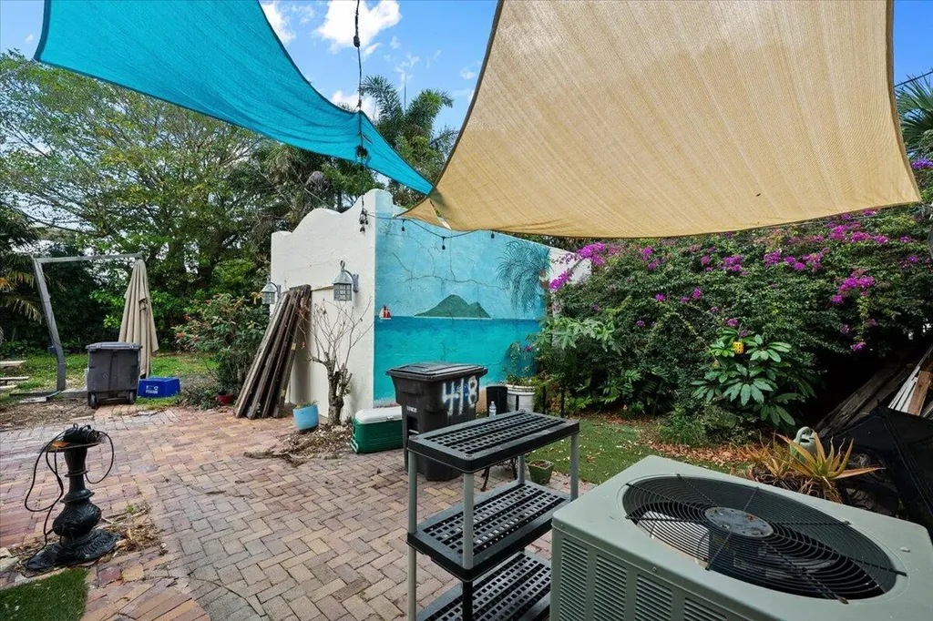 418 E Lakewood Road West Palm Beach FL 33405