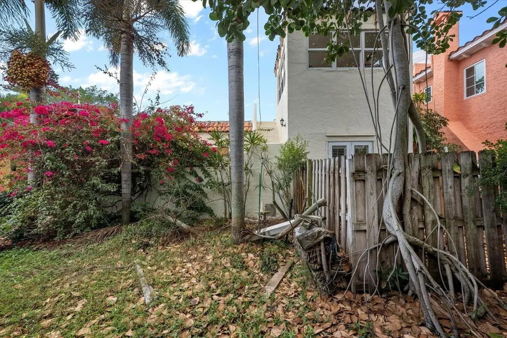 418 E Lakewood Road West Palm Beach FL 33405