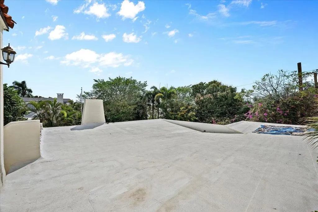 418 E Lakewood Road West Palm Beach FL 33405