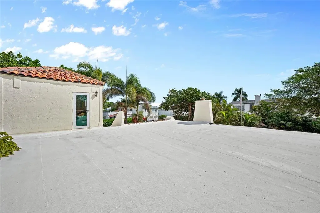 418 E Lakewood Road West Palm Beach FL 33405