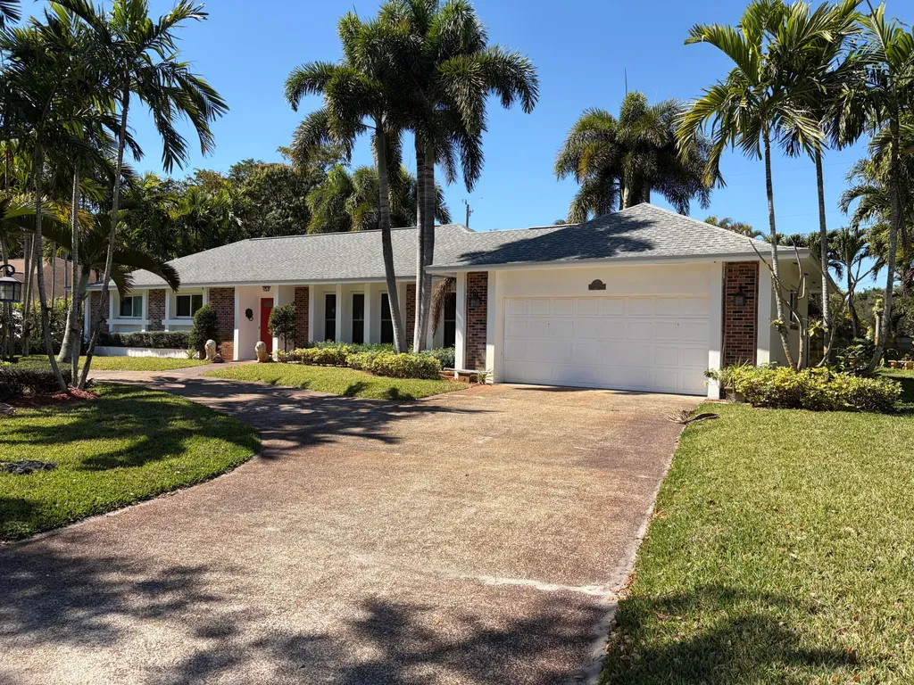 8 Bell Lane Palm Springs FL 33406
