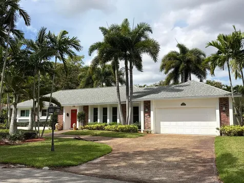 8 Bell Lane Palm Springs FL 33406