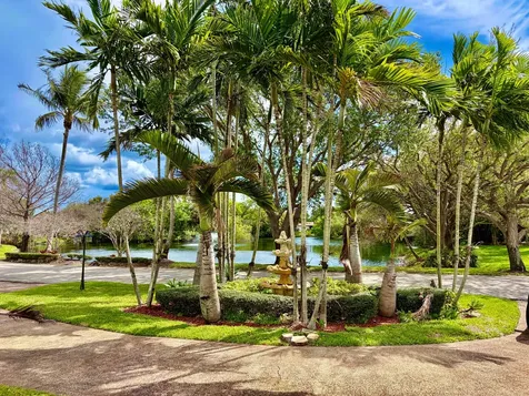 8 Bell Lane Palm Springs FL 33406