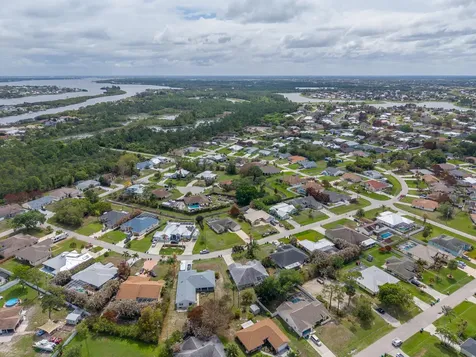 513 SE Cliff Road Port St Lucie FL 34984