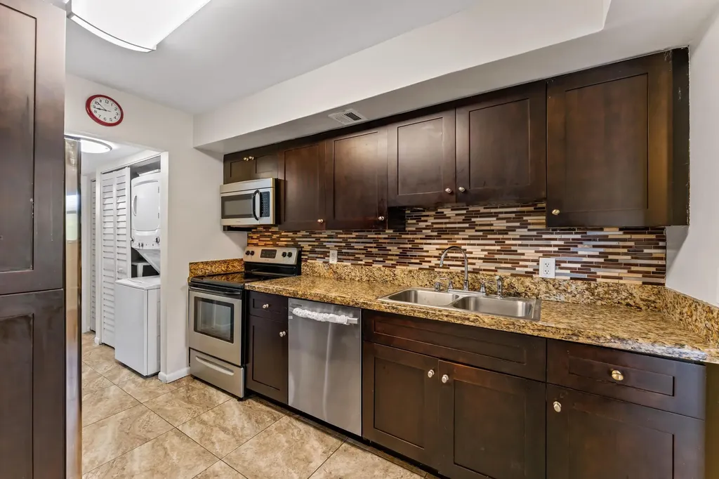 1840 Fairview Villas Drive Palm Springs FL 33406