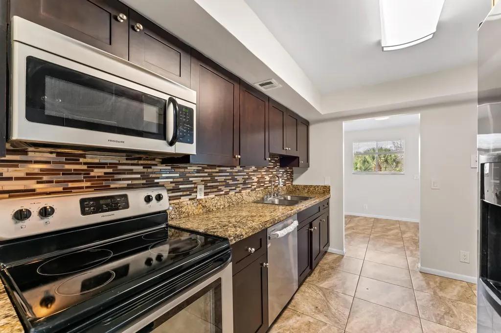 1840 Fairview Villas Drive Palm Springs FL 33406