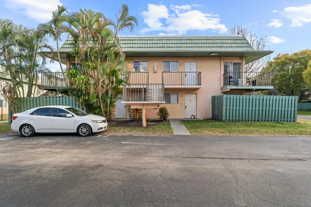 1840 Fairview Villas Drive Palm Springs FL 33406