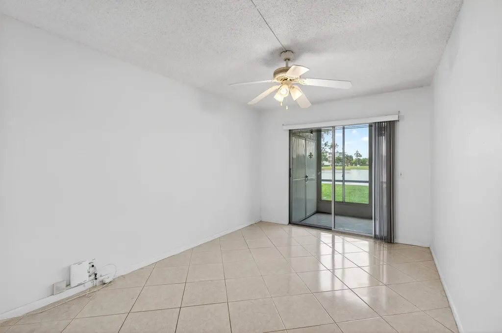 1009 Hythe A Boca Raton FL 33434