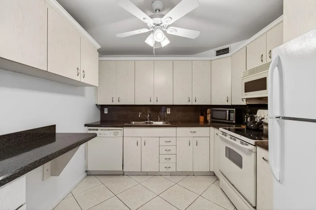 1009 Hythe A Boca Raton FL 33434