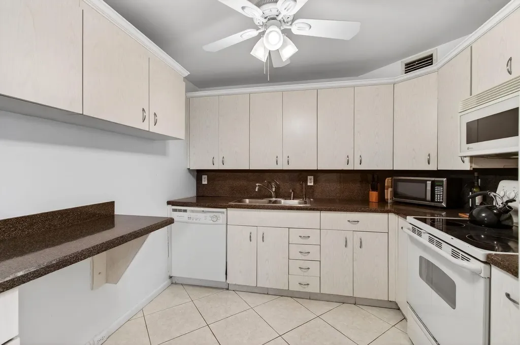1009 Hythe A Boca Raton FL 33434