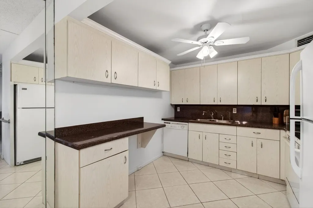 1009 Hythe A Boca Raton FL 33434