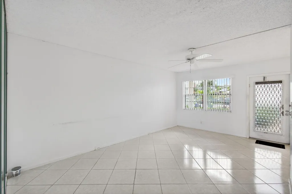 1009 Hythe A Boca Raton FL 33434
