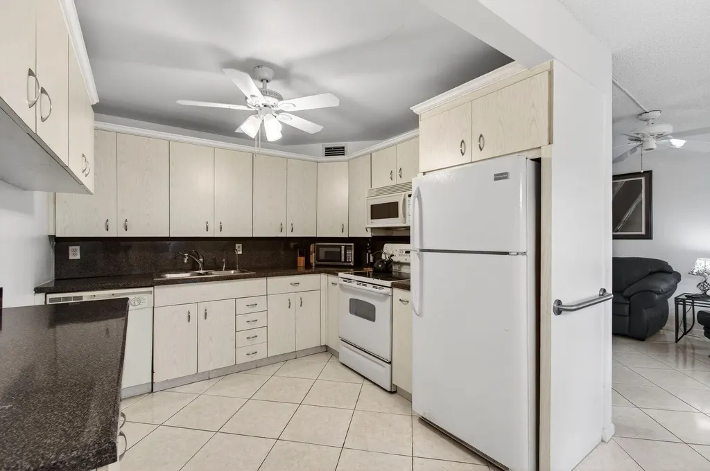 1009 Hythe A Boca Raton FL 33434
