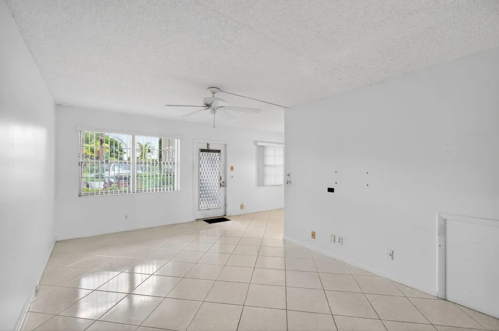 1009 Hythe A Boca Raton FL 33434