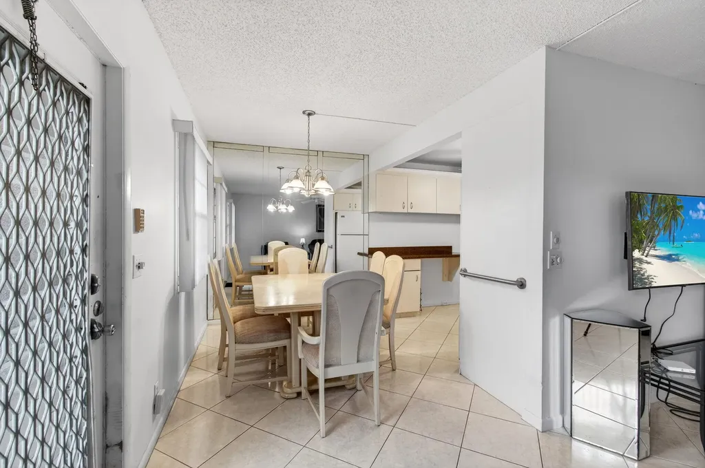 1009 Hythe A Boca Raton FL 33434