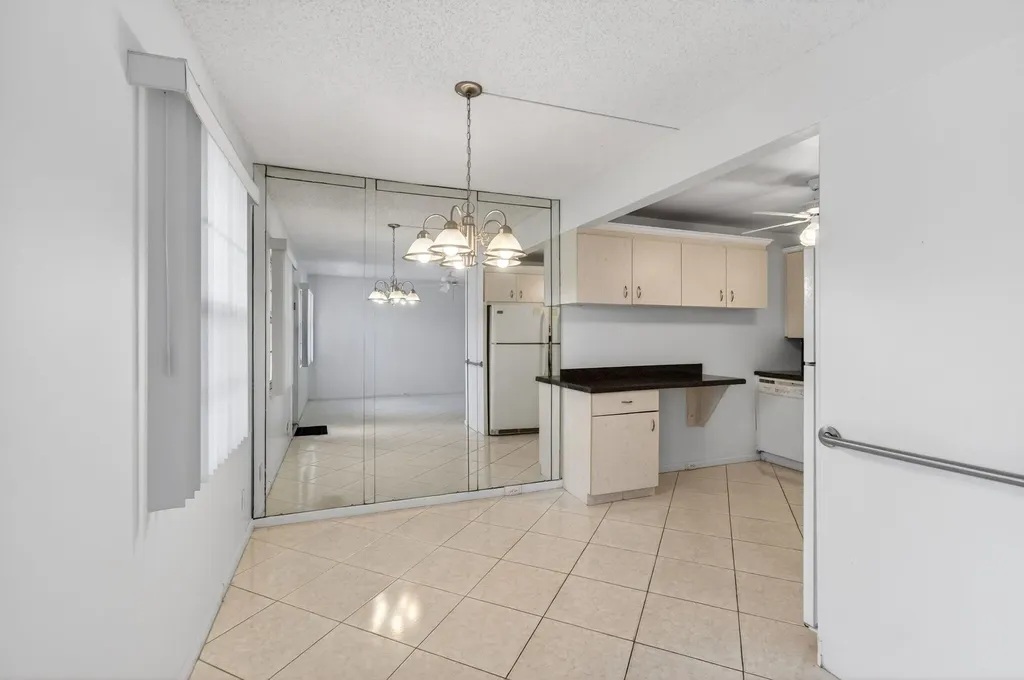 1009 Hythe A Boca Raton FL 33434