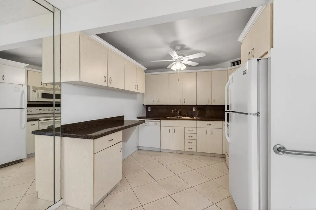 1009 Hythe A Boca Raton FL 33434