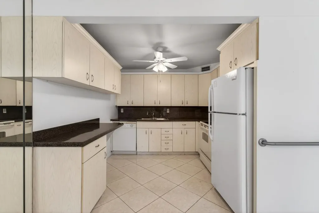 1009 Hythe A Boca Raton FL 33434