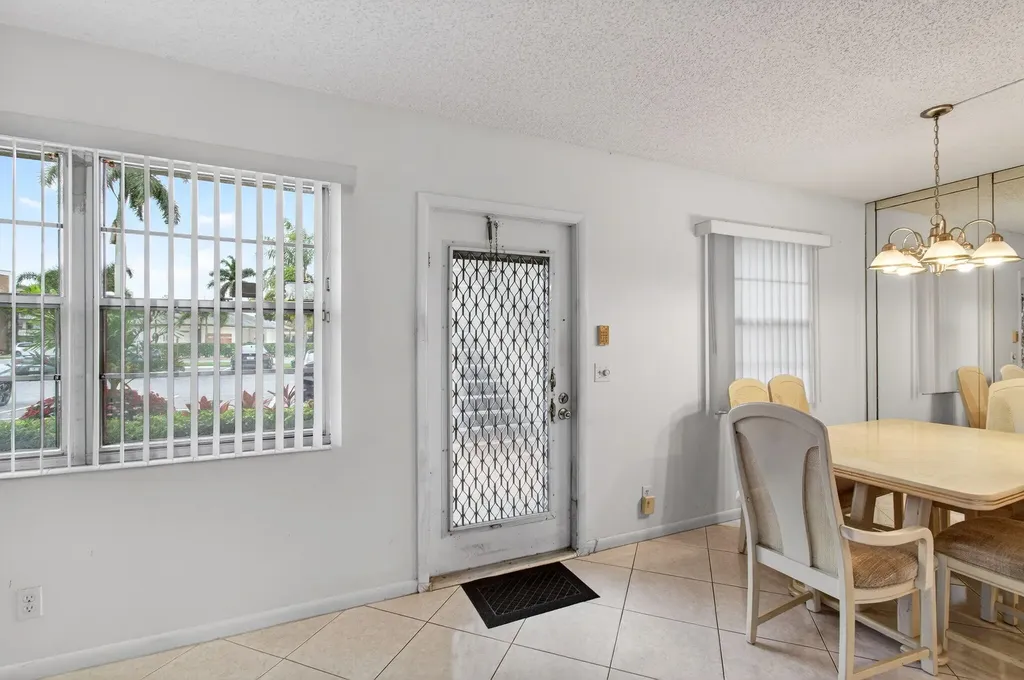 1009 Hythe A Boca Raton FL 33434