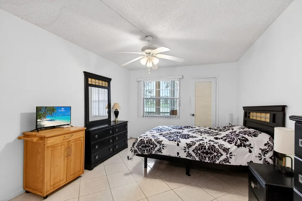 1009 Hythe A Boca Raton FL 33434