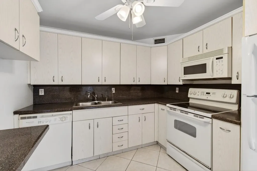 1009 Hythe A Boca Raton FL 33434