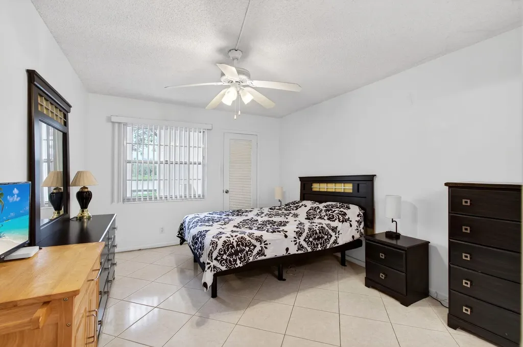 1009 Hythe A Boca Raton FL 33434