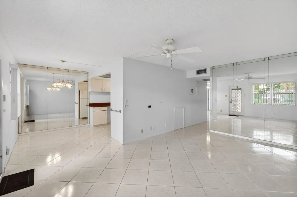 1009 Hythe A Boca Raton FL 33434