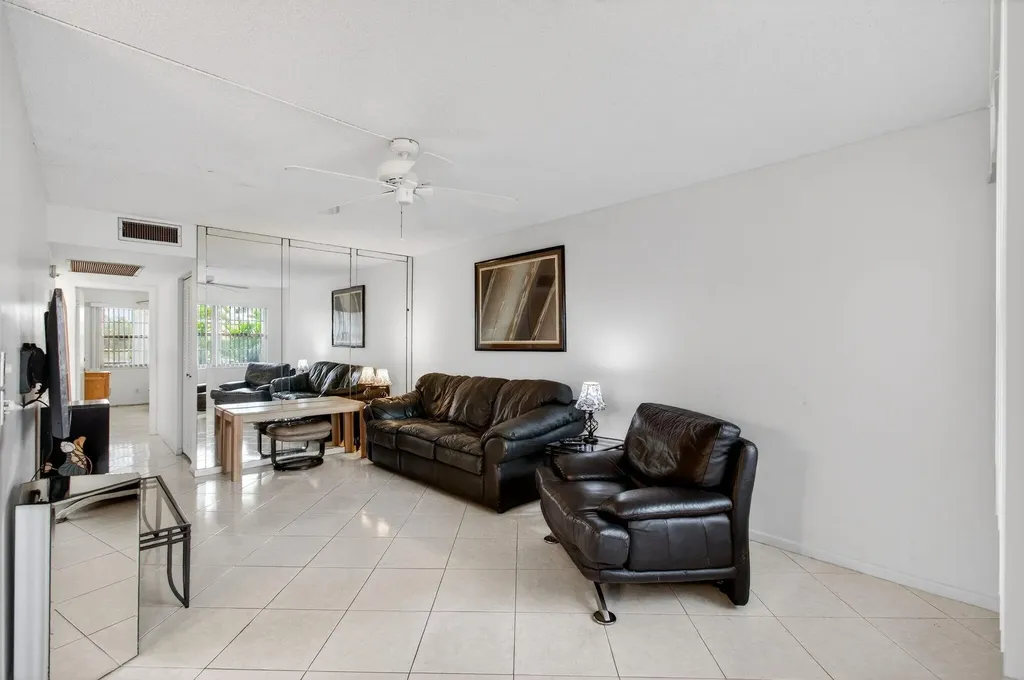1009 Hythe A Boca Raton FL 33434