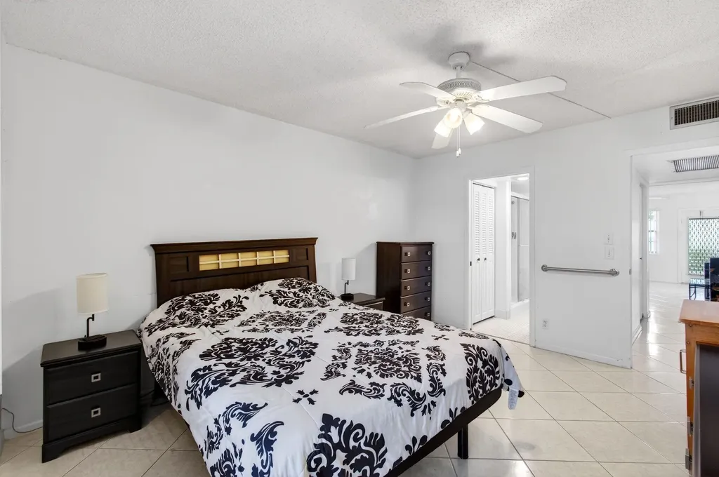 1009 Hythe A Boca Raton FL 33434
