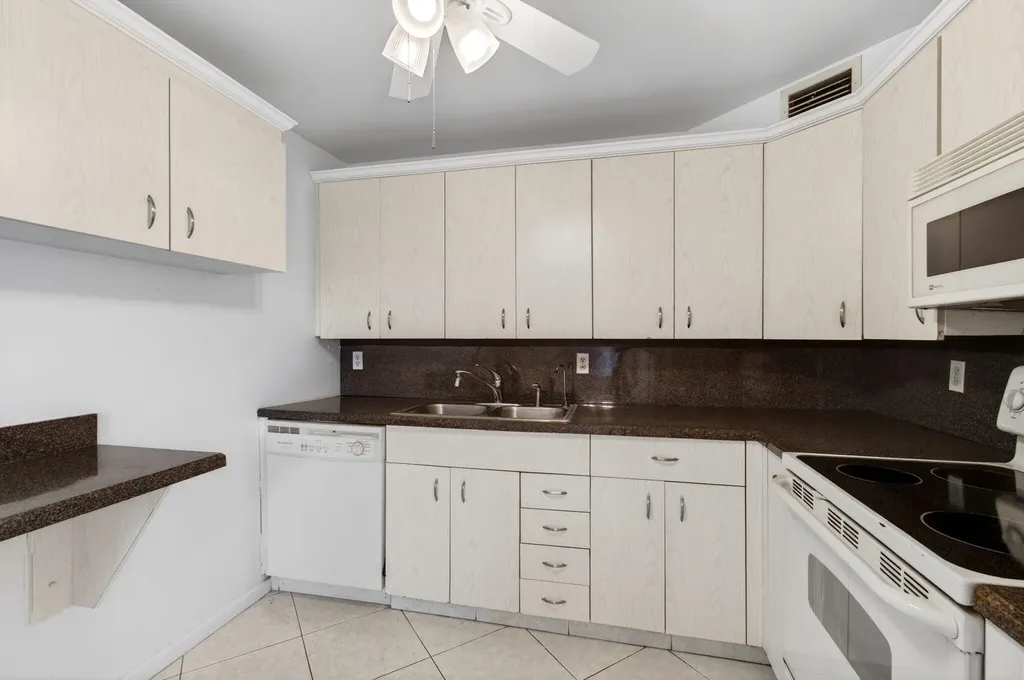 1009 Hythe A Boca Raton FL 33434