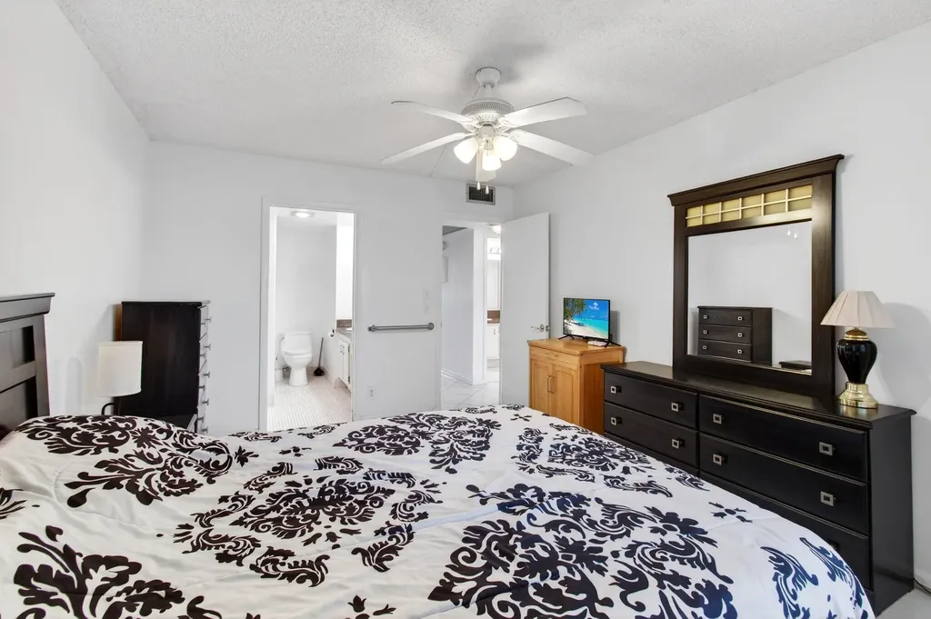 1009 Hythe A Boca Raton FL 33434