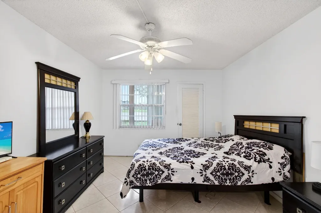 1009 Hythe A Boca Raton FL 33434