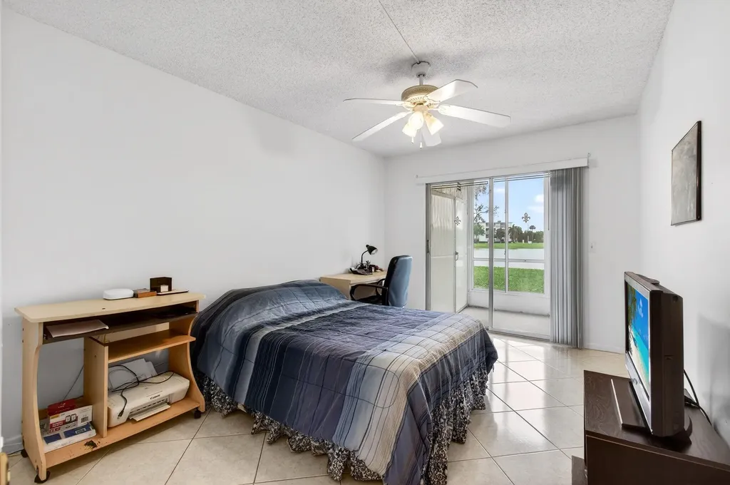 1009 Hythe A Boca Raton FL 33434