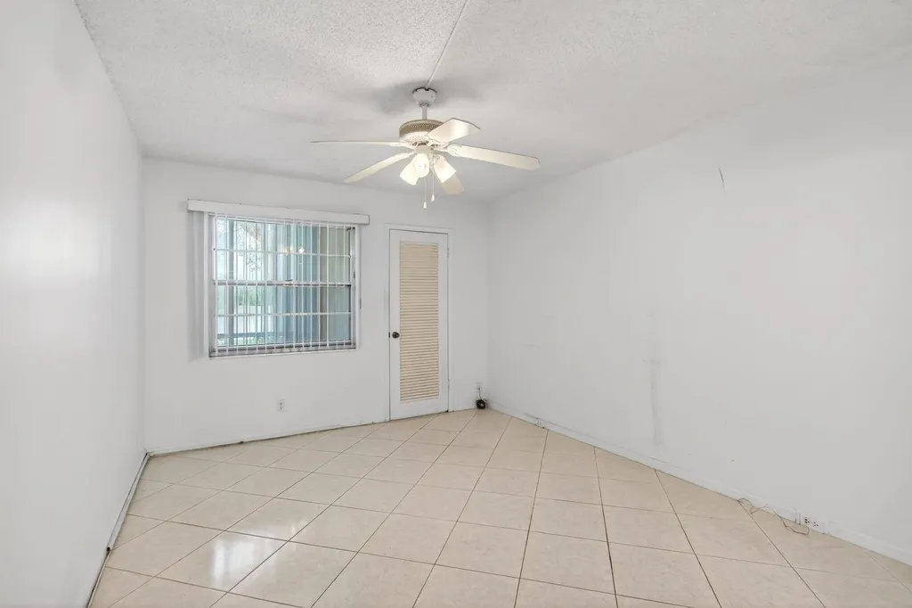 1009 Hythe A Boca Raton FL 33434