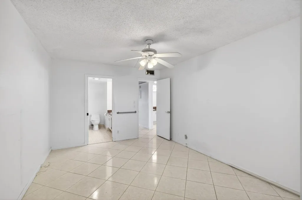 1009 Hythe A Boca Raton FL 33434