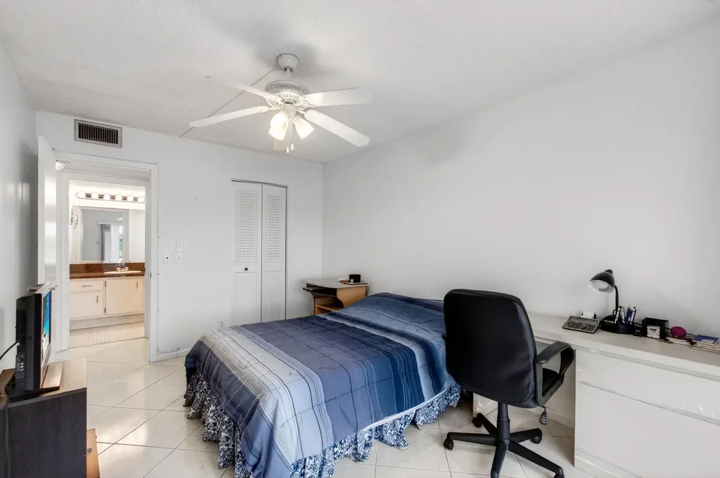 1009 Hythe A Boca Raton FL 33434