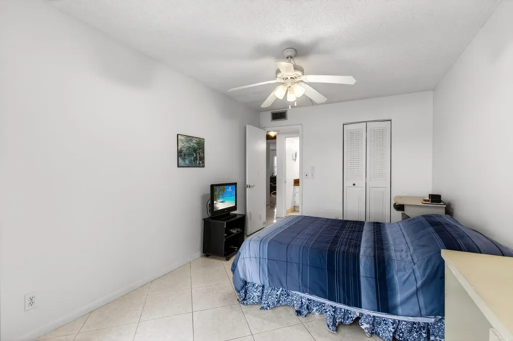 1009 Hythe A Boca Raton FL 33434