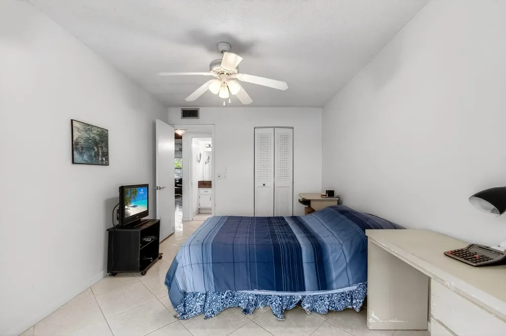 1009 Hythe A Boca Raton FL 33434