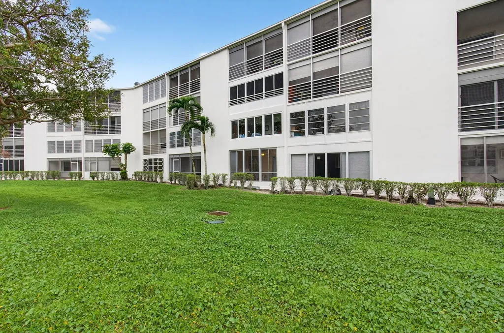 1009 Hythe A Boca Raton FL 33434