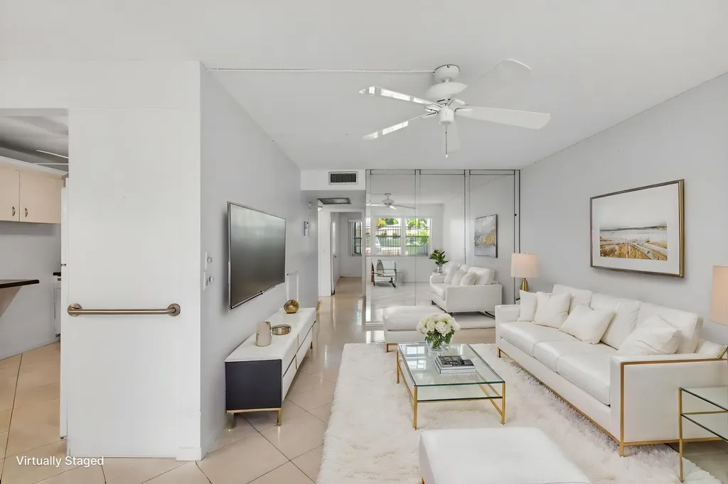 1009 Hythe A Boca Raton FL 33434