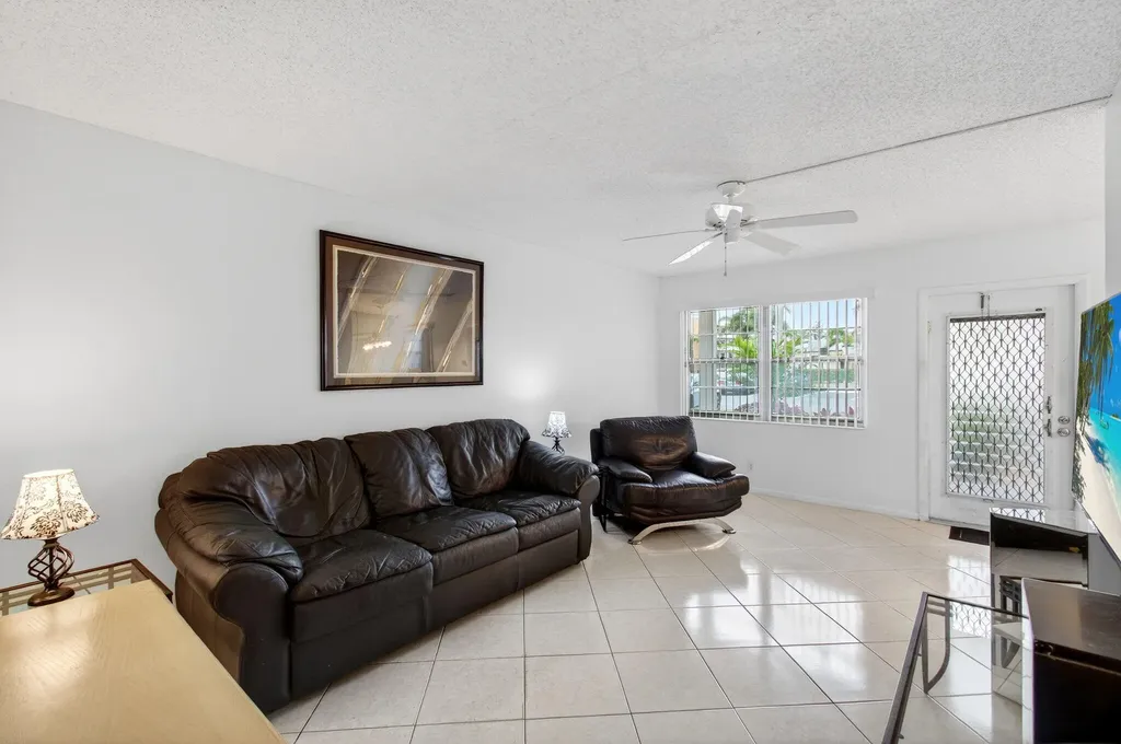 1009 Hythe A Boca Raton FL 33434