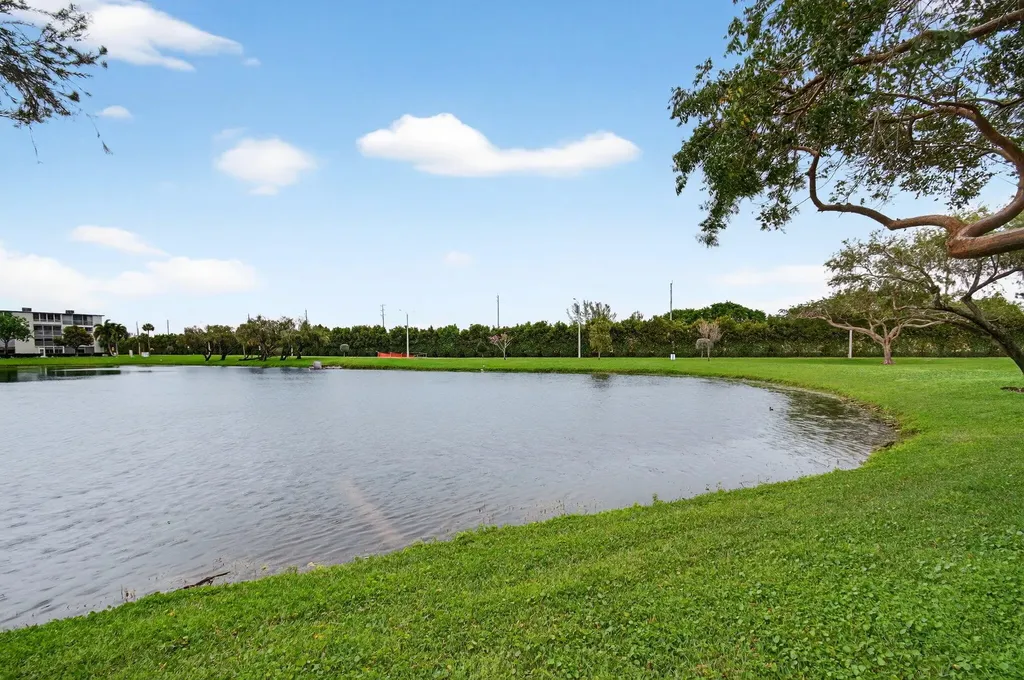 1009 Hythe A Boca Raton FL 33434