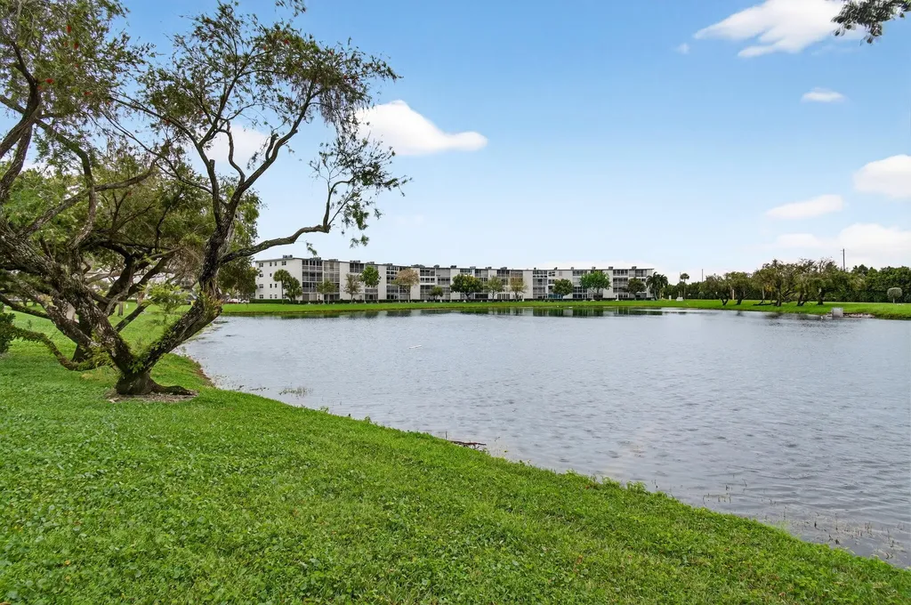 1009 Hythe A Boca Raton FL 33434