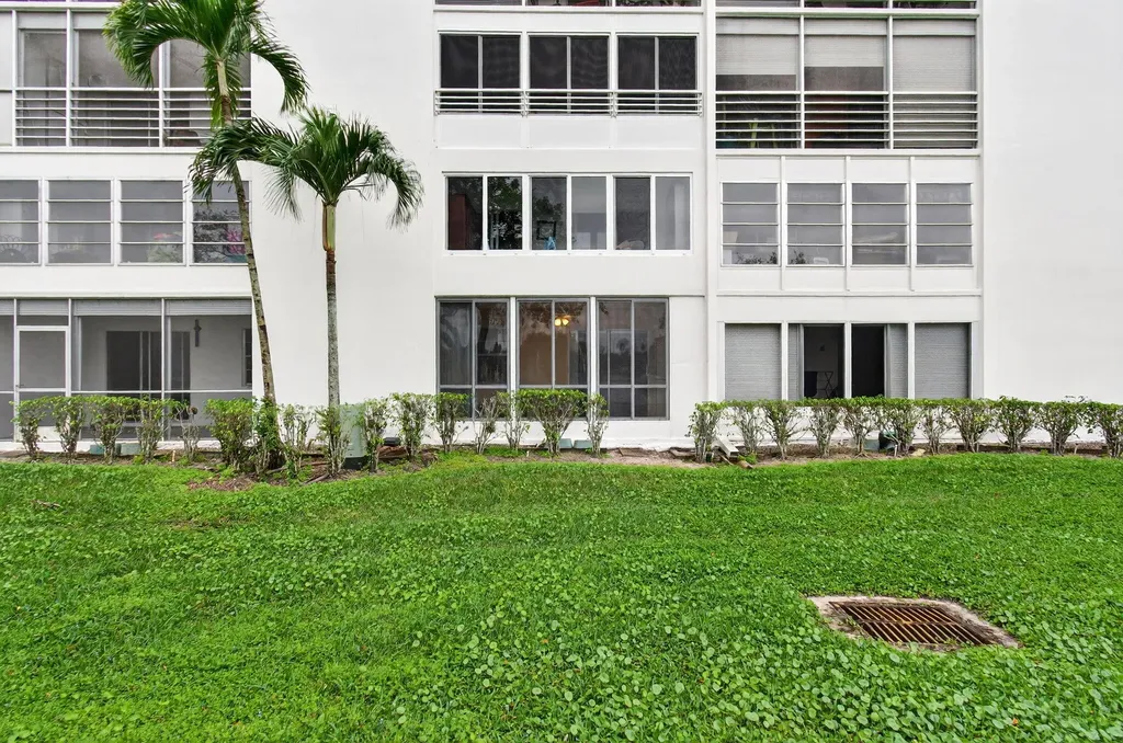1009 Hythe A Boca Raton FL 33434