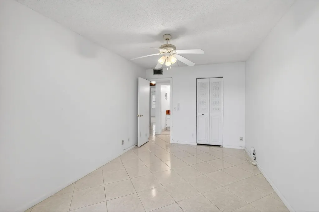 1009 Hythe A Boca Raton FL 33434