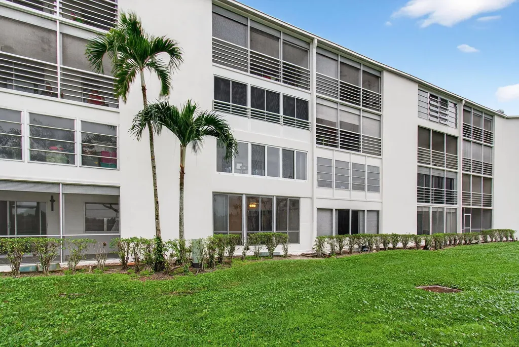 1009 Hythe A Boca Raton FL 33434