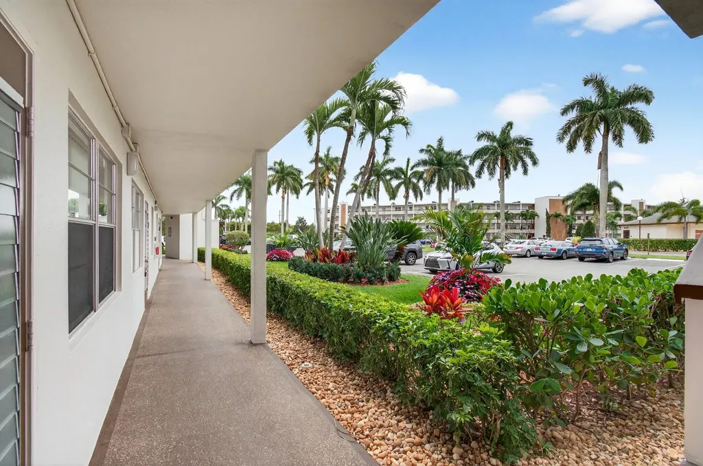 1009 Hythe A Boca Raton FL 33434