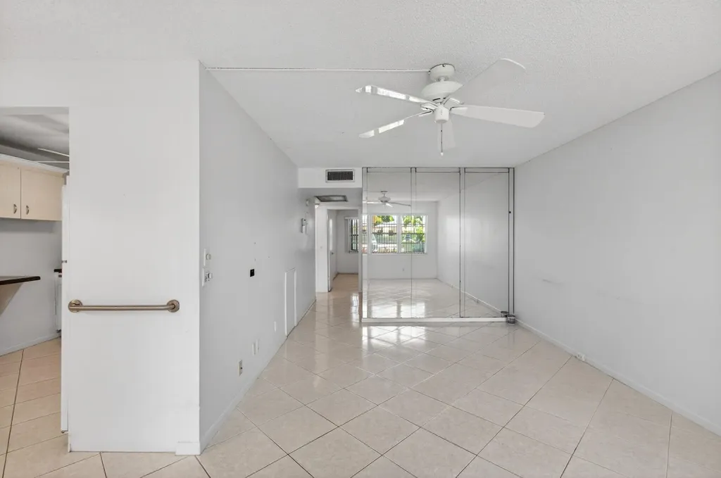 1009 Hythe A Boca Raton FL 33434